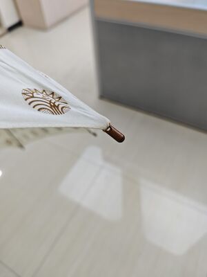 چتر چوبی 23 اینچی با پارچه پنبه و دنده های فیبرگلاس برای حفاظت از باران