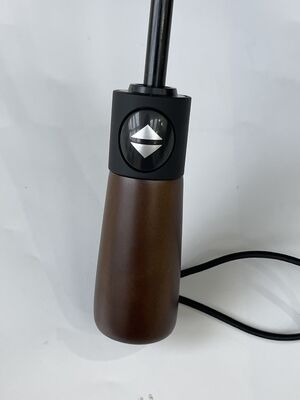 چتر دستگیره چوبی سنتی طراحی شده برای حداکثر دوام و ظاهر شیک مناسب برای کسب و کار و اوقات فراغت